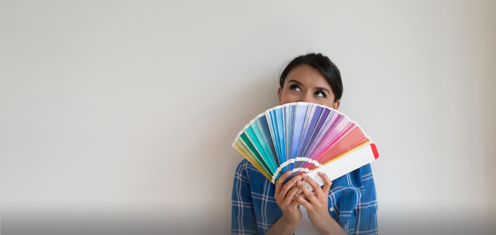 Kobieta z paletą kolorów - Slajd 1